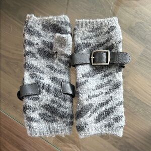 Gray Fingerless Gloves with Buckle Detail
